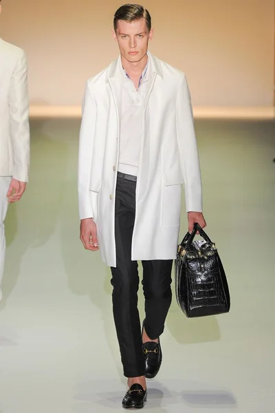 Look 32